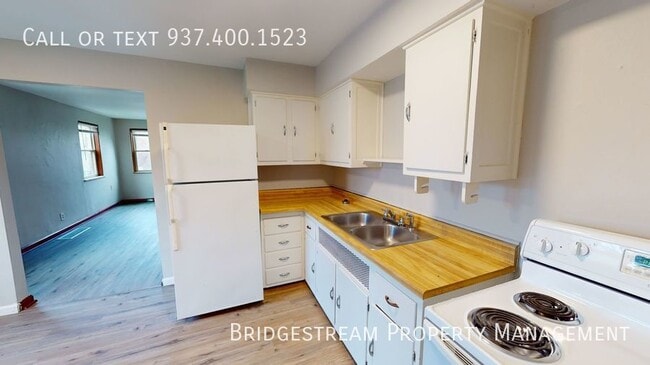 Building Photo - Upstairs updated 1 bedroom, 1 bath unit wi...