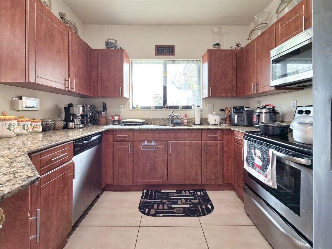 Foto principal - 1053 SW 29th Ct