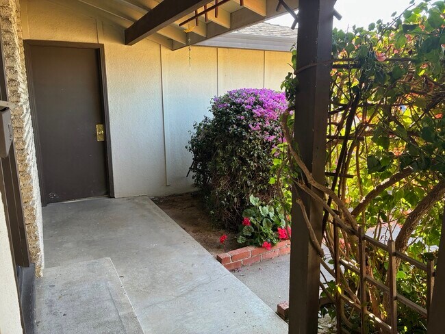Foto del edificio - 3236 Rosemont Dr