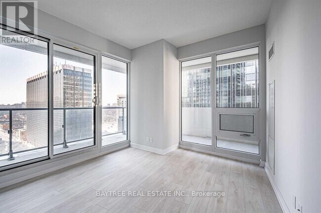 Photo du bâtiment - 2221 Yonge St