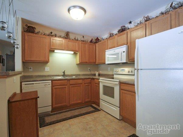 Spacious Kitchen with breakfast bar - Park Creek Apartments