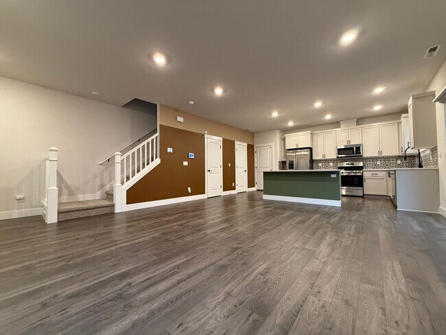 Building Photo - 4 bedroom 2.5 bath House - Beaverton - Was...