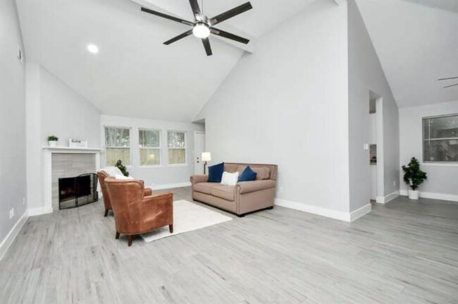 Foto del edificio - 5215 Rivertree Ln