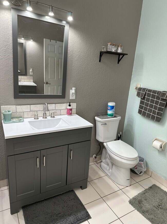 Foto del edificio - 825 NW 15th Terrace