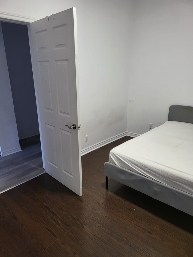 Building Photo - 5140 Av Papineau