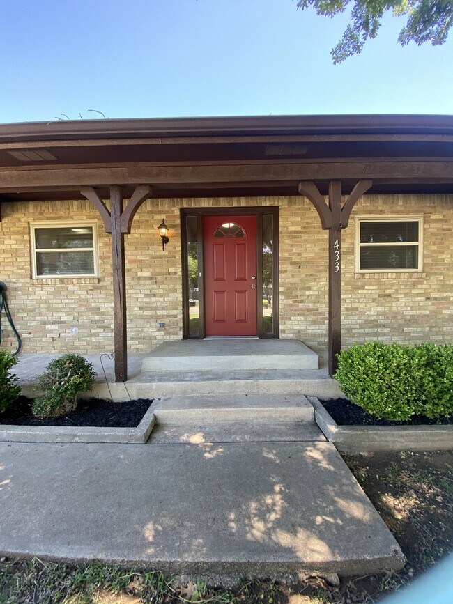 Building Photo - SUPER COOL HOUSE!! Immaculate 3-bedroom, 3...