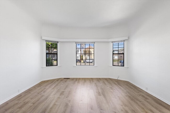 Building Photo - 1087 Park Ave