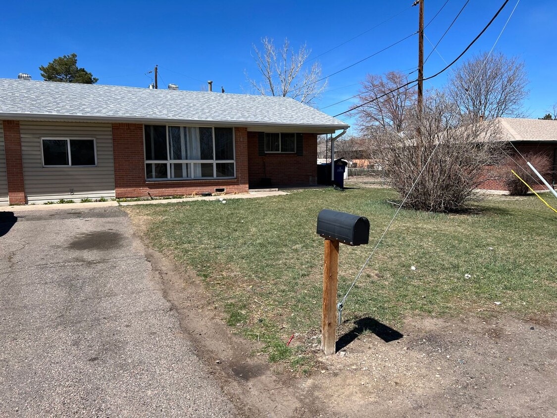 ** Move in Special** Spacious 3 bedroom, 1 bath Lakewood duplex with fenced in backyard available! - Spacious 3 bedroom, 1 bath Lakewood duplex with fenced in backyard available!