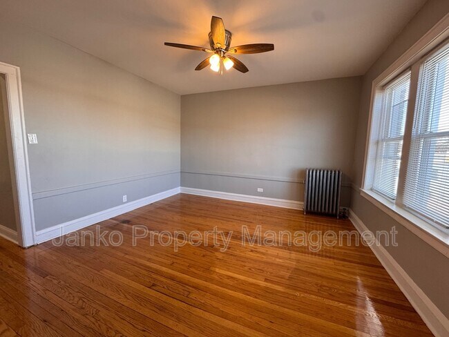 Foto del edificio - 656 E 81st St