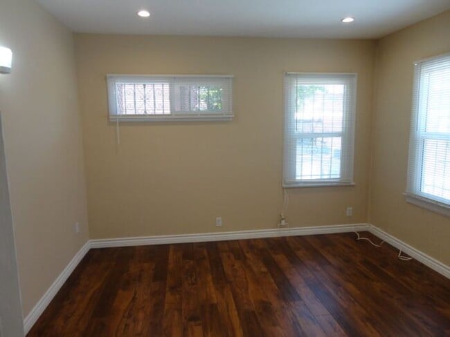 Building Photo - Nice 1 + 1 Detached Condo No. Hollywood