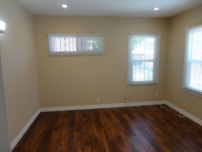 Foto del edificio - Nice 1 + 1 Detached Condo No. Hollywood