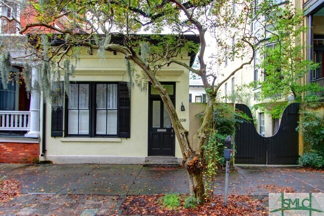 Foto del edificio - 108 E Harris St