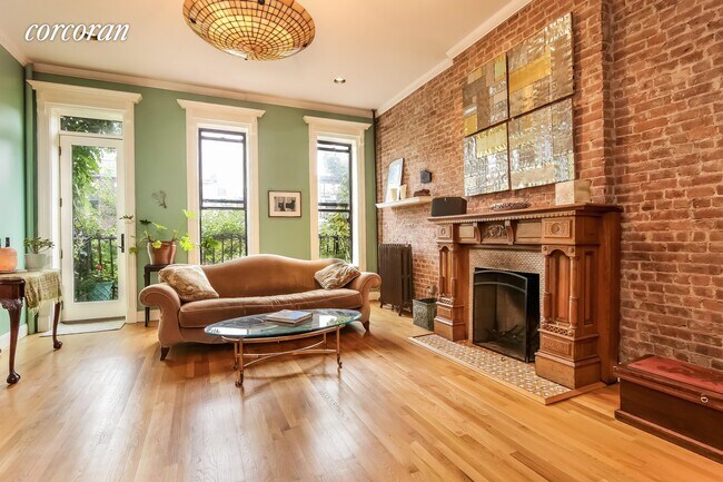 Foto del edificio - 3 W 131st St