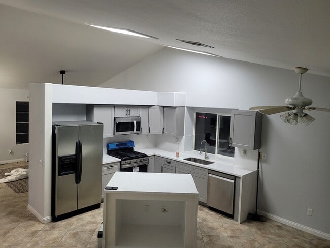 Building Photo - 18885 Oakview Way