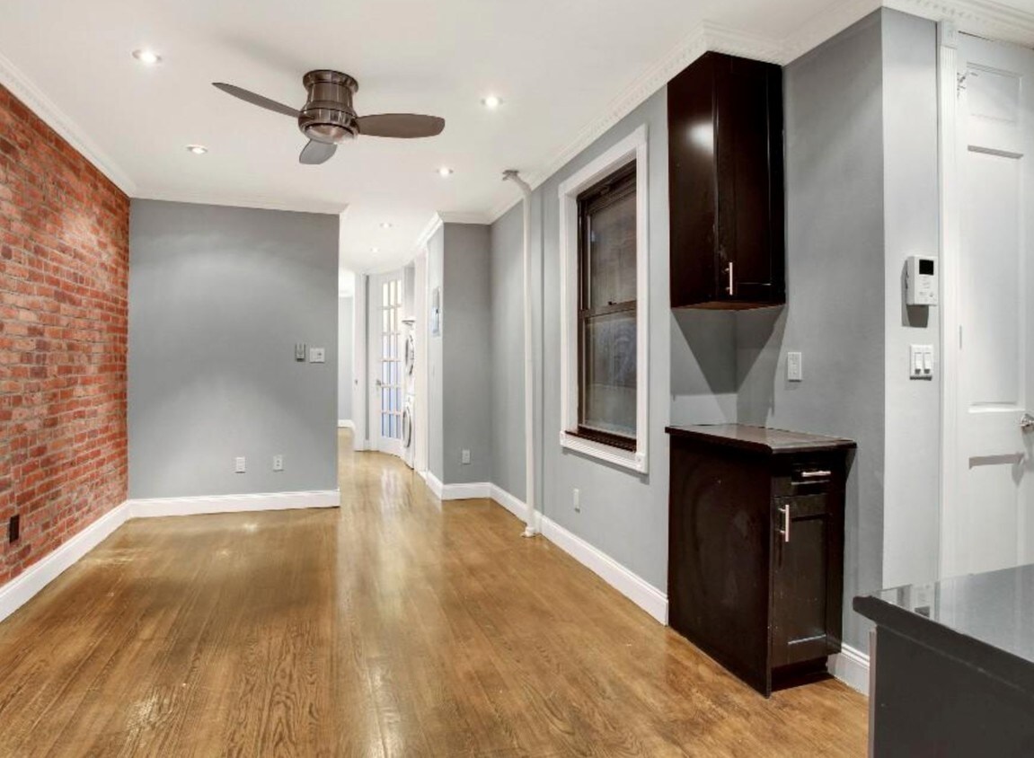 Foto principal - 424 E 9th St