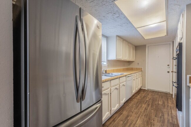 Building Photo - 6015 Knotty Post Ln