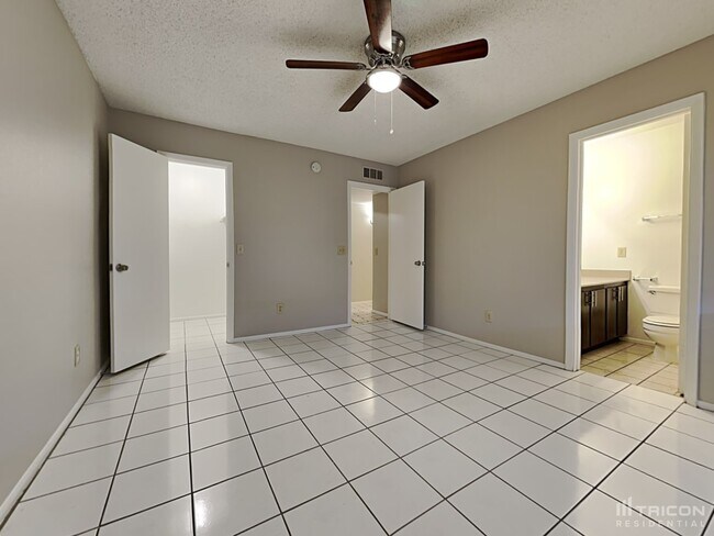 Building Photo - 8838 W Cinnabar Ave