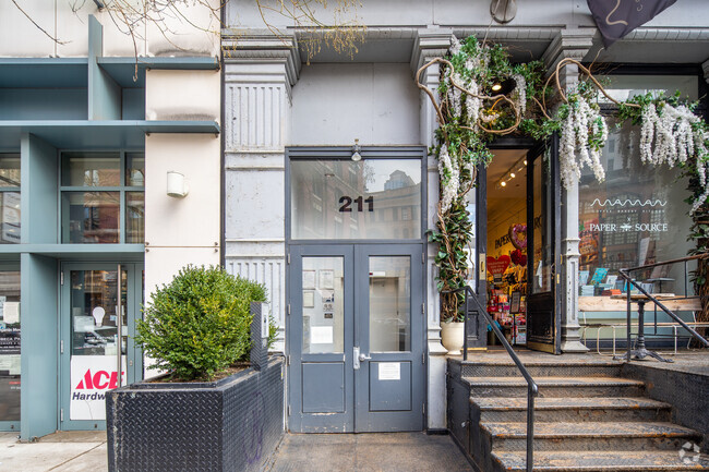 Entrance - 211-215 W Broadway