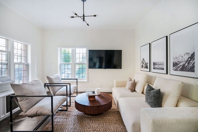 Building Photo - 10 5th Ave