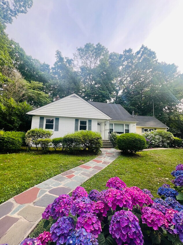 Primary Photo - 6 Knightsbridge Rd