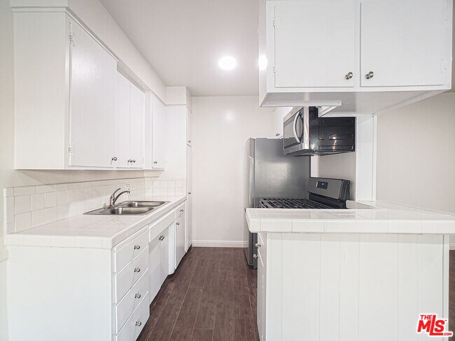Foto del edificio - 453 N Kingsley Dr