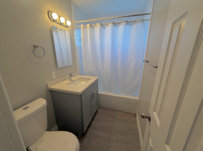 Building Photo - Stylish 2-Bedroom Upstairs Retreat