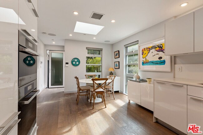 Foto del edificio - 329 Westbourne Dr