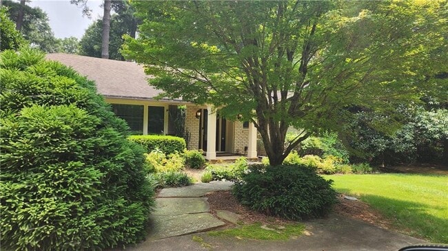 Building Photo - 4615 Mystic Dr NE