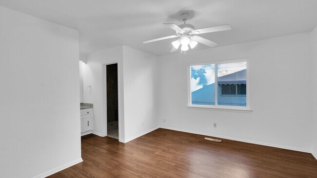 Foto del edificio - Spacious 3 bed / 2 bath duplex unit lookin...