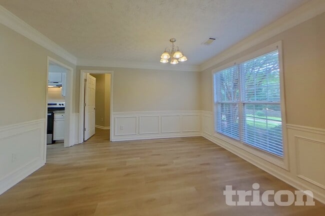 Building Photo - 20 E Lawn Dr