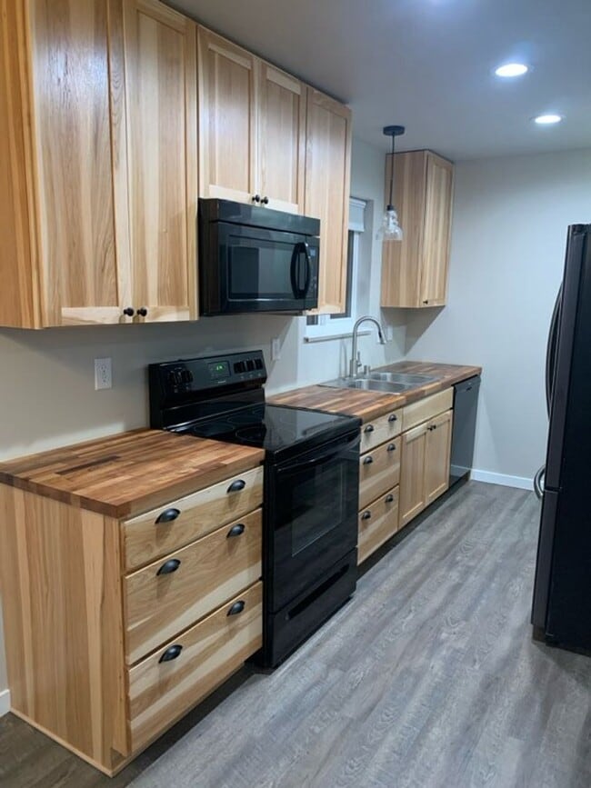 Foto del edificio - 2 Bedroom Apartment in Jewel Lake!