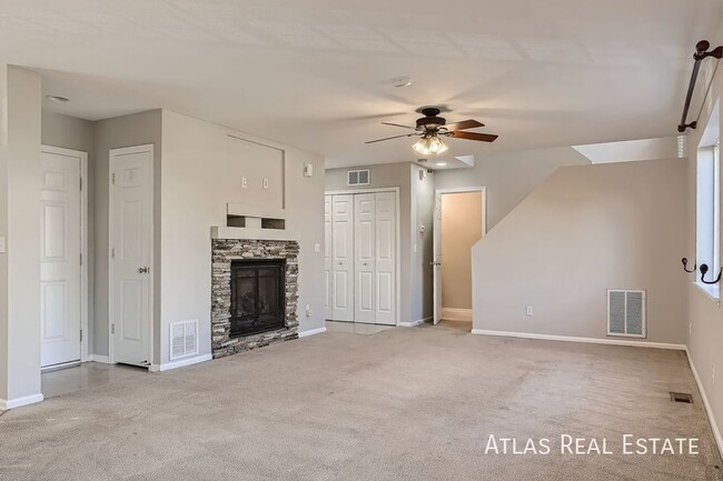 Foto del edificio - 4526 Crow Creek Dr