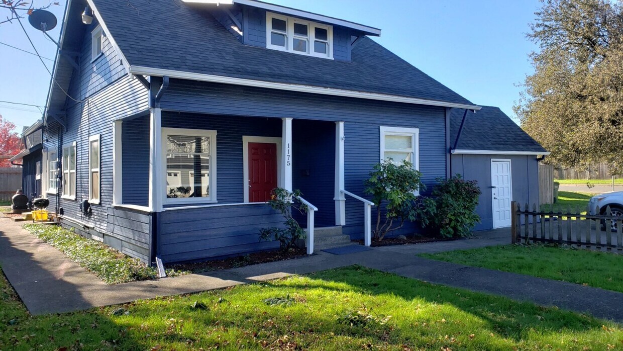 Foto principal - Darling 2 Bedroom Home with Large Bonus Ro...