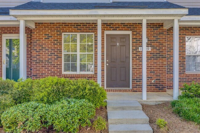Building Photo - Pristine, move in ready 2 story Townhome l...