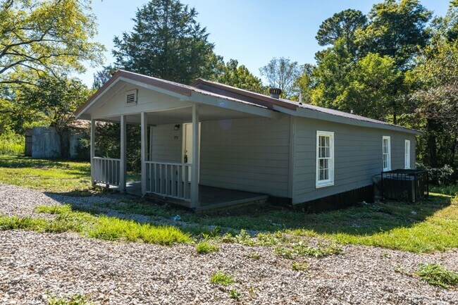 Building Photo - Newly Renovated Beauty in Pinson!