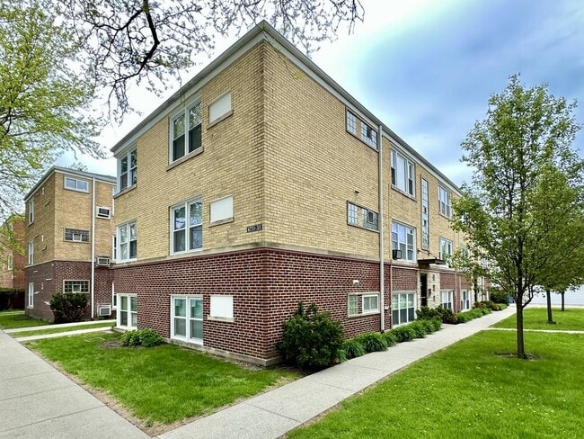 Building Photo - 6731 N California Ave