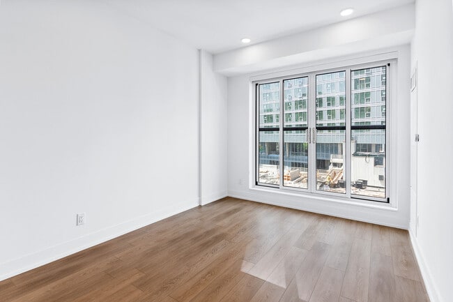 Building Photo - 200 Redpath Ave