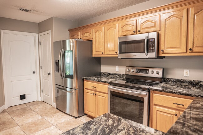 Building Photo - 211 Foxchase Way