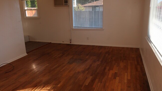 Building Photo - 1027 Dolfay Ln