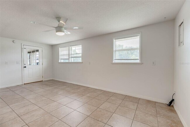Foto del edificio - 4181 Chestnut Dr