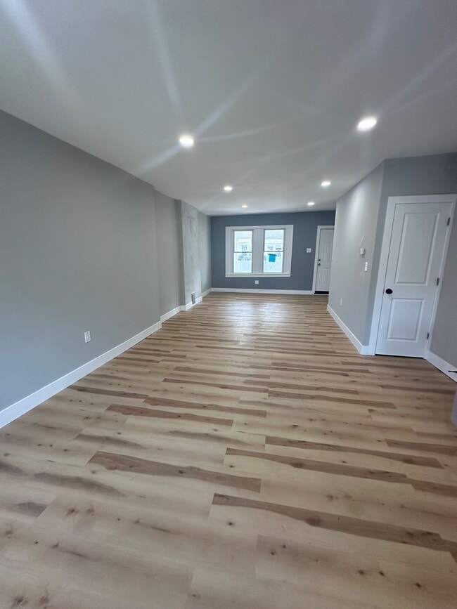 Building Photo - Renovated 3 Bed, 1 Bath townhome