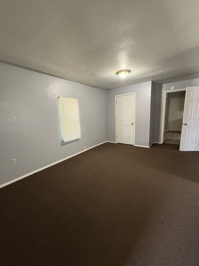 Building Photo - 321 S Oak Ave