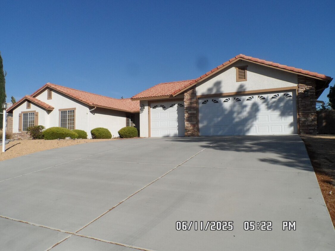 Foto principal - 3 Bedrooms, Den, 2 Bathrooms, 3 Car Garage...