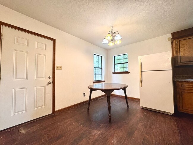 Building Photo - Modern & Spacious • Newly Remodeled • 2 Be...