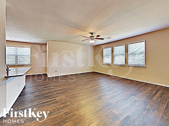 Building Photo - 561 Jamestown Ln