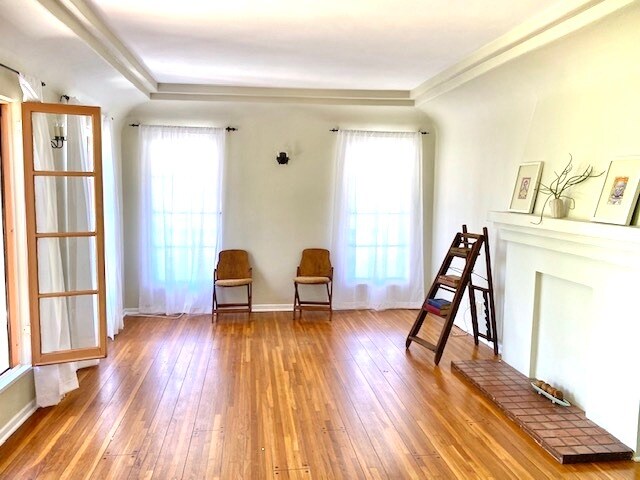 Living room with opening french windows - 706 Lincoln Blvd