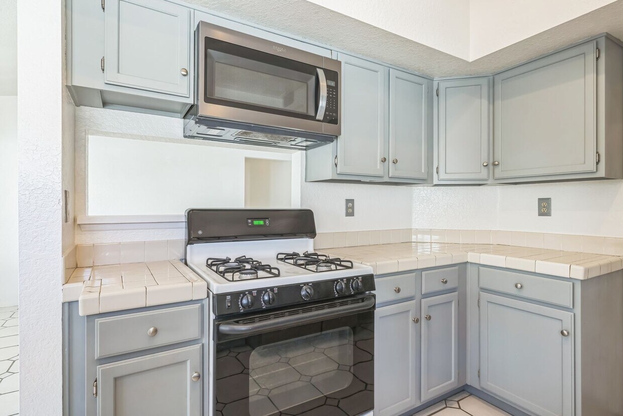 Primary Photo - 4 Bed / 2 Bath Home with Two-Car Garage