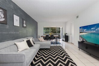 Building Photo - 8885 Fontainebleau Blvd