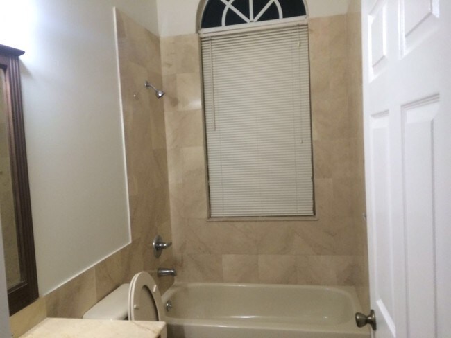Foto del edificio - 5103 Madison Lakes Cir E
