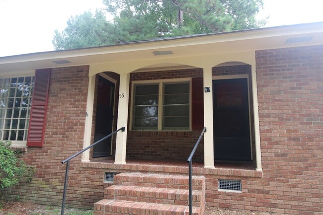 Building Photo - Conveniently Located Duplex